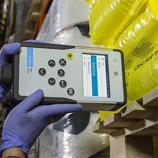 Vaya-handheld-raman-spectrometer-yellow-sack-agilent zoomtb