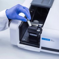 Cary 60 UV‑Vis with a diffuse reflectance accessory (DRA) and a turbid liquid sample